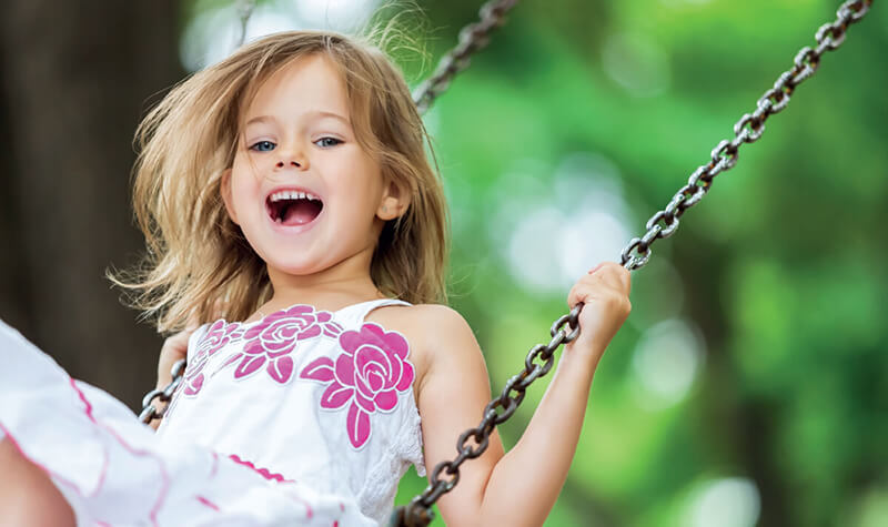 Güvenli ve eğlenceli açık hava oyun alanları.